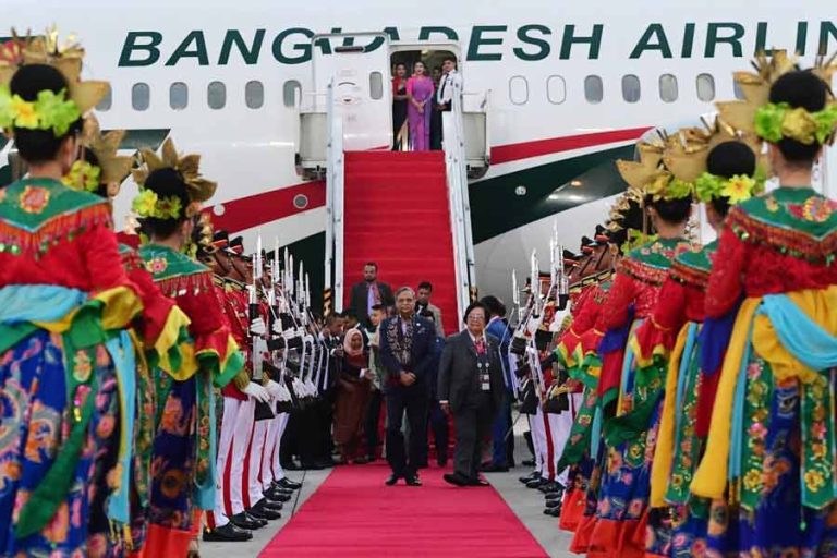 Pemimpin Negara Peserta KTT ASEAN ke-43 tiba di Indonesia Beberapa pemimpin negara tiba di Bandara Internasional Soekarno Hatta, Tangerang, Provinsi Banten (foto: Dok BPMI Setpres)