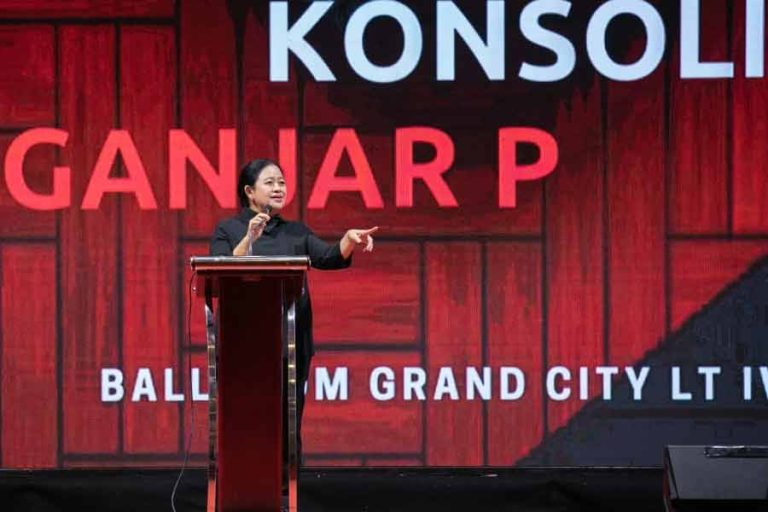 Puan Maharani saat berbicara dalam acara konsolidasi relawan Ganjar Pranowo-Mahfud MD se-Jawa Timur di Grand City Surabaya
