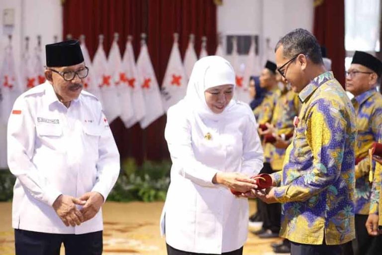 Gubernur Khofifah Indar Parawansa menyerahkan penghargaan pada sukarelawan yang telah mendonorkan darahnya sebanyak 75 kali di Gedung Negara Grahadi