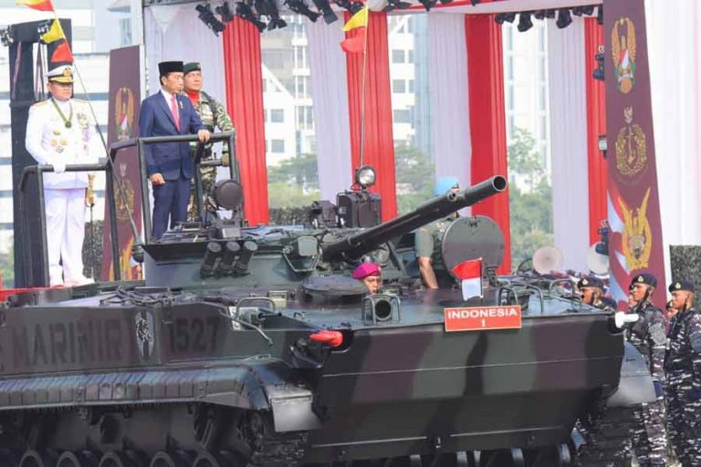 Presiden Jokowi bersama Panglima TNI Marsekal Yudo Margono saat Upacara HUT TNI ke-78 di Lapangan Monas, Jakarta (foto: Dok Humas Setkab)