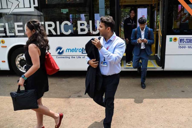 Shuttle bus gratis bagi para jurnalis yang bisa digunakan untuk menuju Media Center di Bali Nusa Dua Convention Center (BNDCC) di Nusa Dua, Kabupaten Badung, Bali.