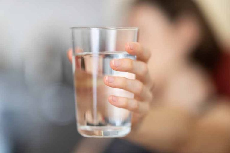 Kemarau Panjang tak Kunjung Reda, Dehidrasi pun Melanda Dalam kondisi kemarau panjang, biasakan untuk tidak terlambat minum air. Pastikan minum cukup cairan sepanjang hari, terutama saat cuaca panas atau saat berolahraga. (foto: engin akyurt | unsplash)