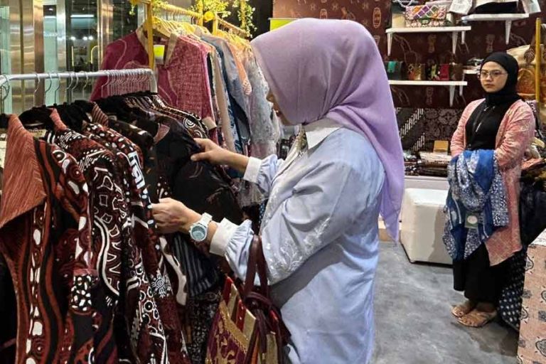 Pengunjung melihat dari dekat produk UMKM binaan PT KAI di INACRAFT 2023, Jakarta Convention Center (JCC)