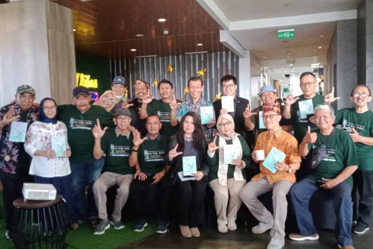 Buku Antologi Puisi Seronce Sedap Malam Rayakan Hari Jadi ke-78 Provinsi Jawa Timur