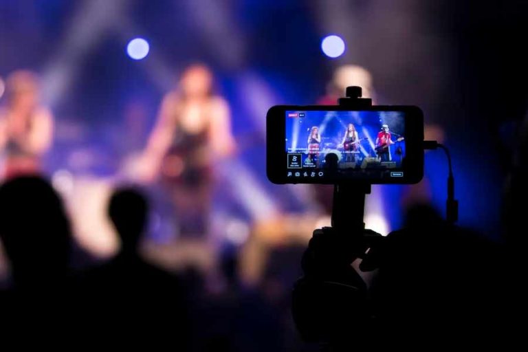 Ilustrasi pembuatan konten video dengan ponsel (foto: Nicolas LB | unsplash)