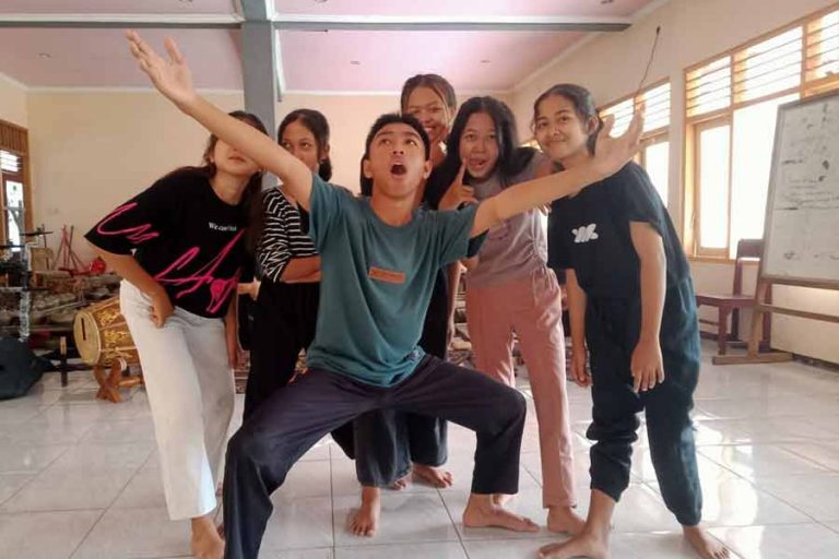 Teater AWU Bojonegoro.