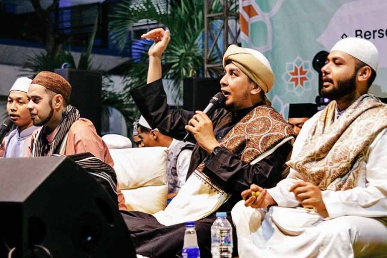Acara sholawatan bersama warga di Kampus Stikosa AWS (foto: Nurudin | prapanca.id)