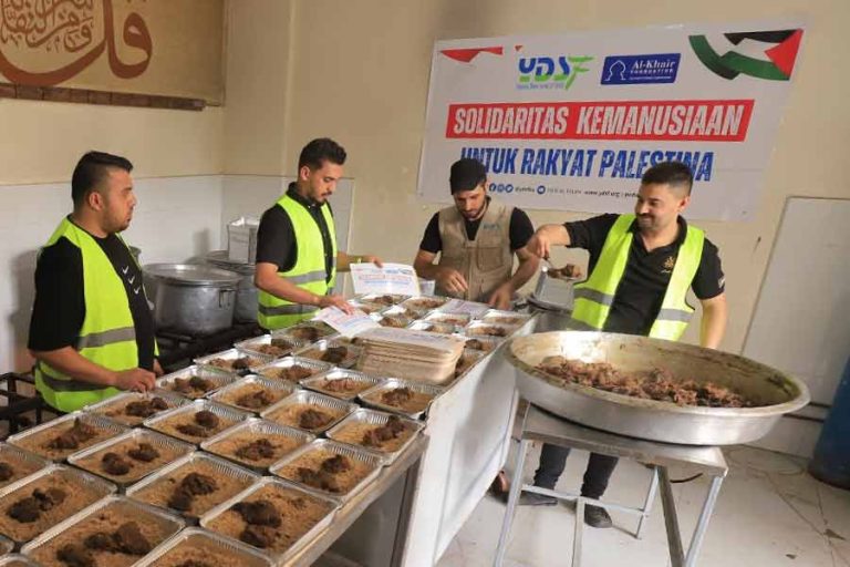 Kondisi Palestina yang tidak menentu membuat YDSF harus mencari cara agar bantuan segera terkirim dan sampai pada penerimannya
