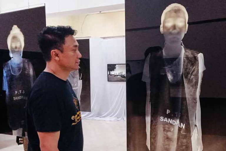 Ketua Stikosa AWS Jokhanan Kristiyono saat menikmati proyek foto jangka panjang karya Romi Perbawa, mengenai Pekerja Migran Indonesia. (foto: Nurudin)