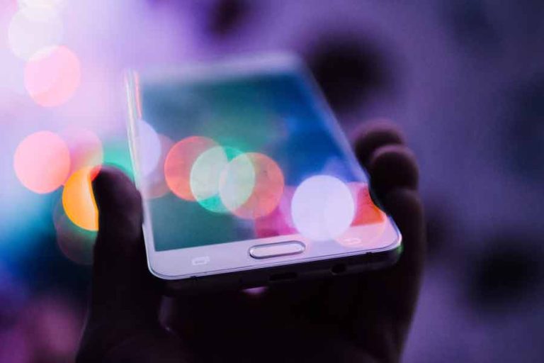 Ilustrasi smartphone (foto: Rodion Kutsaiev | unsplash)
