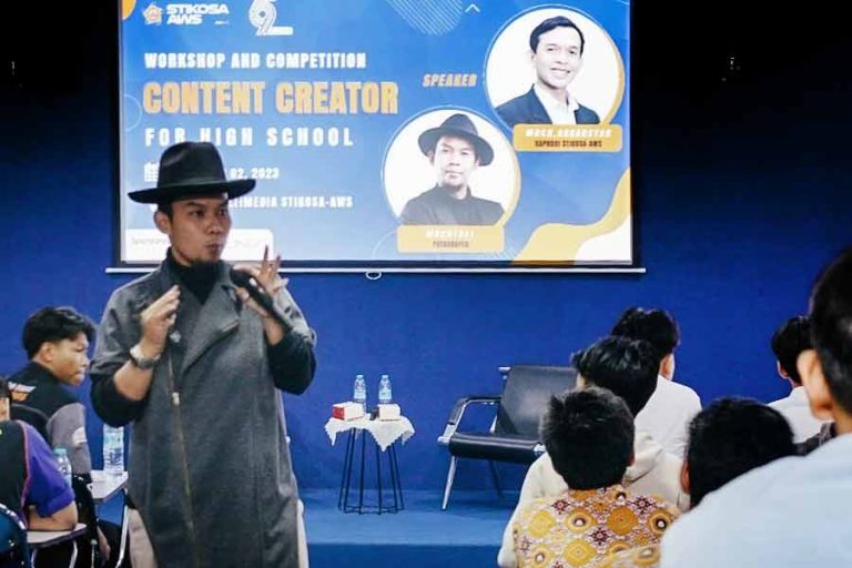 Youtuber Mochammad Rizki alias Mochtret, salah satu narsumber dalam Content Creator Workshop and Competition di Kampus Stikosa AWS (foto: Nurudin)