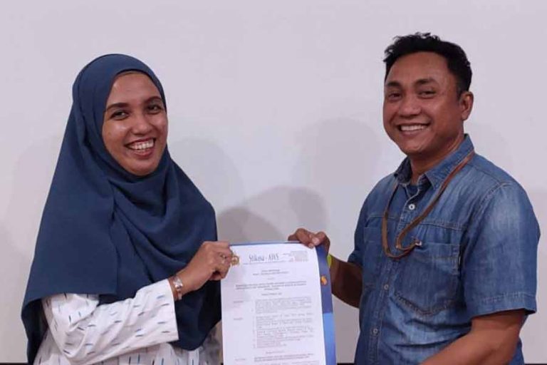 Penyerahan dokumen kampus untuk posisi baru Ratna Puspita Sari,M.Med.Kom. sebagai Wakil Ketua 1 Bidang Akademik dan Kemahasiswaan. Dokumen diserahkan langsung Ketua Stikosa AWS Dr. Jokhanan Kristiyono,ST.,M.Med.Kom.