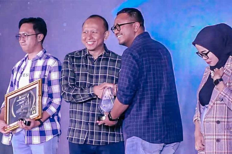 BPJS Kesehatan memberikan penghargaan pada jurnalis pemenang Lomba Karya Jurnalistik Tahun 2023