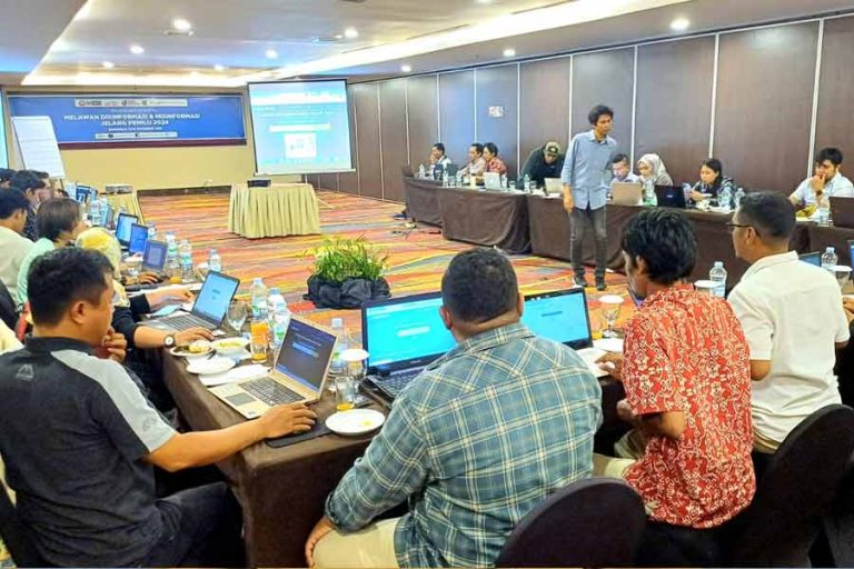 Peserta berkesempatan untuk melakukan praktik produksi prebunking dan debunking, sekaligus memahami gangguan informasi terkait pemilu
