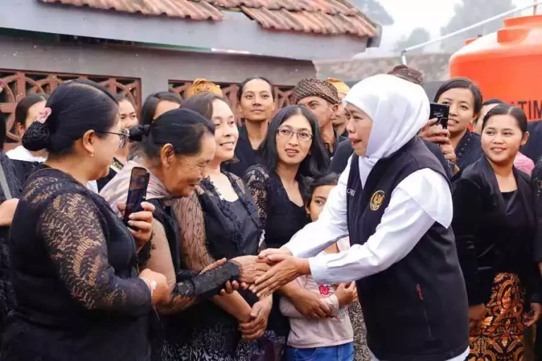 Gubernur Khofifah saat menyapa warga terdampak karhutla di beberapa desa di Kecamatan Sukapura, Kabupaten Probolinggo
