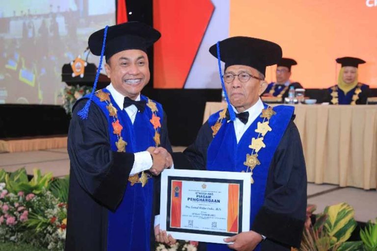 Ketua Stikosa AWS, Jokhanan Kristiyono, menjabat tangan Zainal Airifin Emka (foto: Dwita Feby Febriyola | prapanca.id)