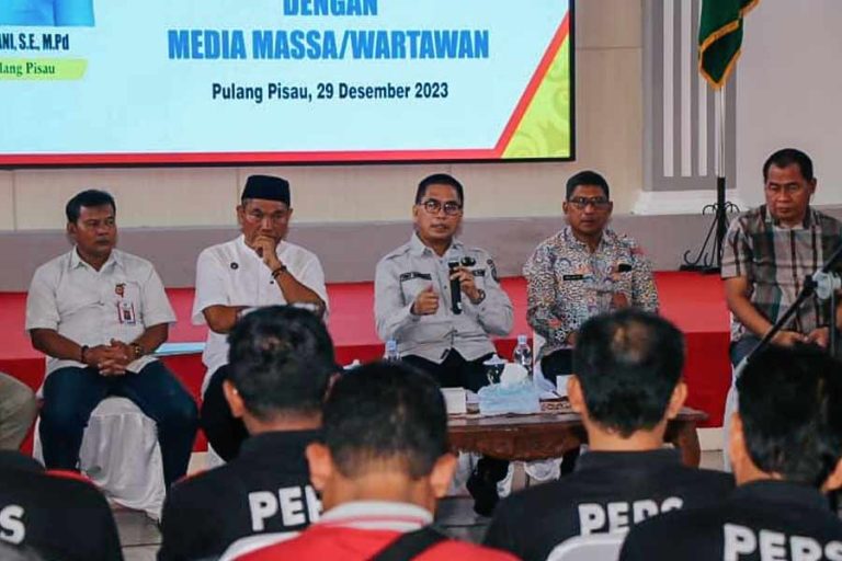 Pemkab Pulang Pisau Sebut Media Miliki Peran untuk Awasi Pelaksanaan Pembangunan Silaturahmi Pemkab Pulang Pisau dan media massa setempat di Gedung Aula Banama Tingang, Kantor Bupati