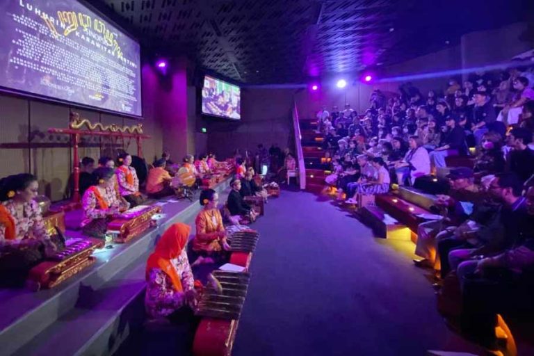 Komunitas Budaya Bodro Sewu saat menggelar pertunjukan seni karawitan di Galeri Indonesia Kaya, Jakarta Pusat