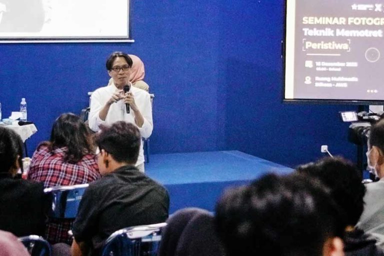 Mamuk Ismuntoro, fotografer profesional pendiri Matanesia, saat berbicara dalam Seminar Fotografi di Stikosa AWS