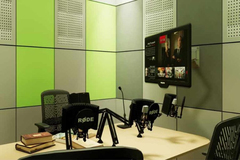 Ruangan Studio Radio Edukasi Digital Learning Center SMAM X Surabaya