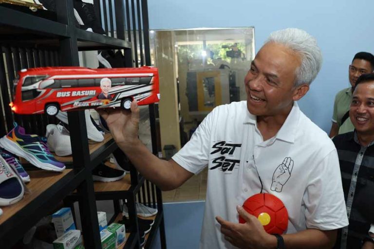 Ganjar Pranowo melihat mainan bus berhias wajahnya