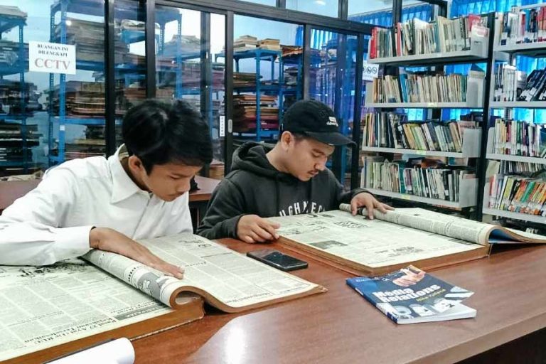 Meski kualitas kertas dan cetakan semakin memudar, koran-koran lawas ini masih kerap diburu pembaca dari dalam dan luar kampus Stikosa AWS (foto: Nurudin | prapanca.id)