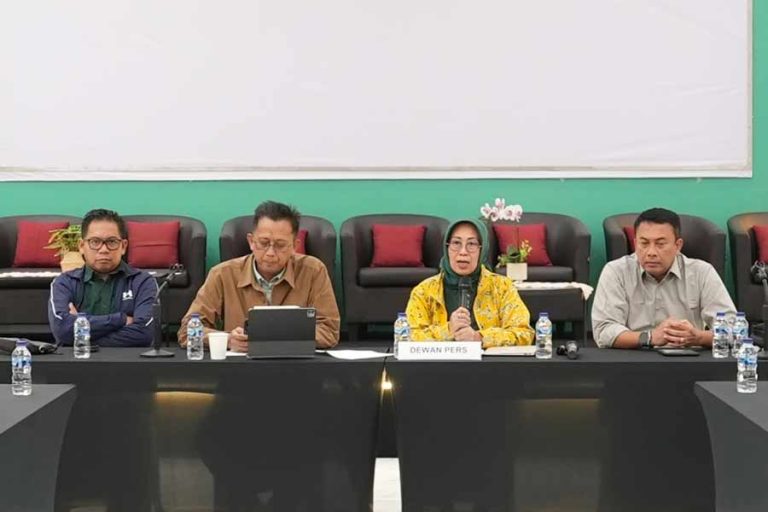 Komitmen ini perlu ditegakkan mengingat posisi strategis pers dalam konstelasi politik nasional dan peran pentingnya sebagai pilar keempat demokrasi
