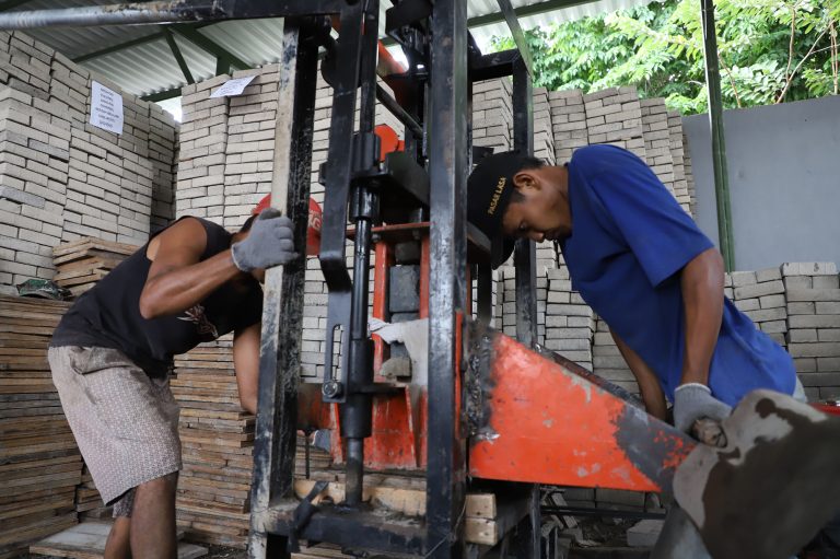 Serap 36.194 Tenaga Kerja, Program Padat Karya Pemkot Surabaya Berperan Naikkan Taraf Hidup Warga Miskin