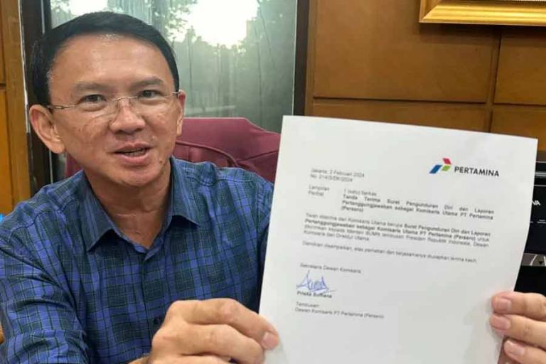 Basuki Tjahaja Purnama atau Ahok, menunjukkan surat tanda terima pengunduran dirinya (foto: instagram @basukibtp)