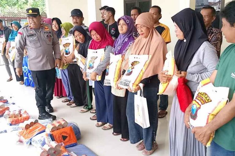 Polres Tulungagung Berikan Bantuan untuk Warga Terdampak Bencana Alam Angin Kencang
