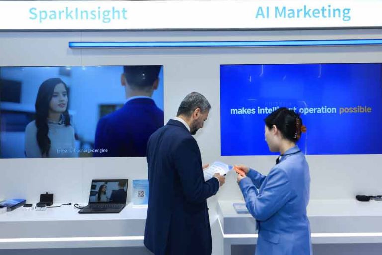 iFLYTEK Pamerkan Perkembangan AI Generatif di MWC 2024 Generative AI di MWC 2024 (foto: facebook @iFLYTEKLab)