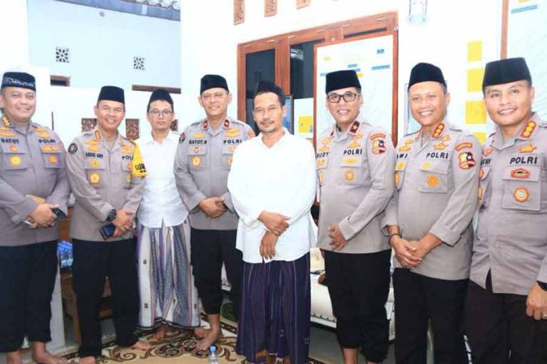 Gus Baha saat bersilaturahmi Tim Ops NCS Polri (foto: Dok Humas Polri)