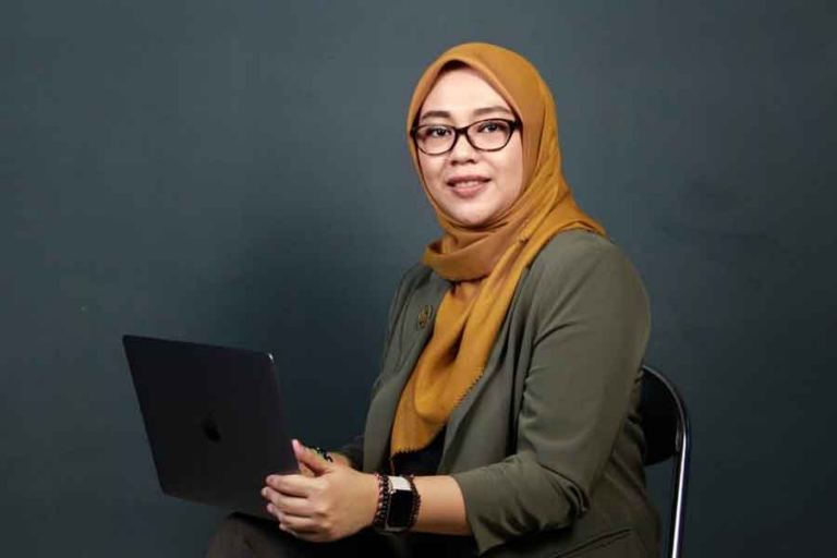 E Rizky Wulandari, S.Sos., M.I.Kom., pakar public speaking dari Stikosa AWS