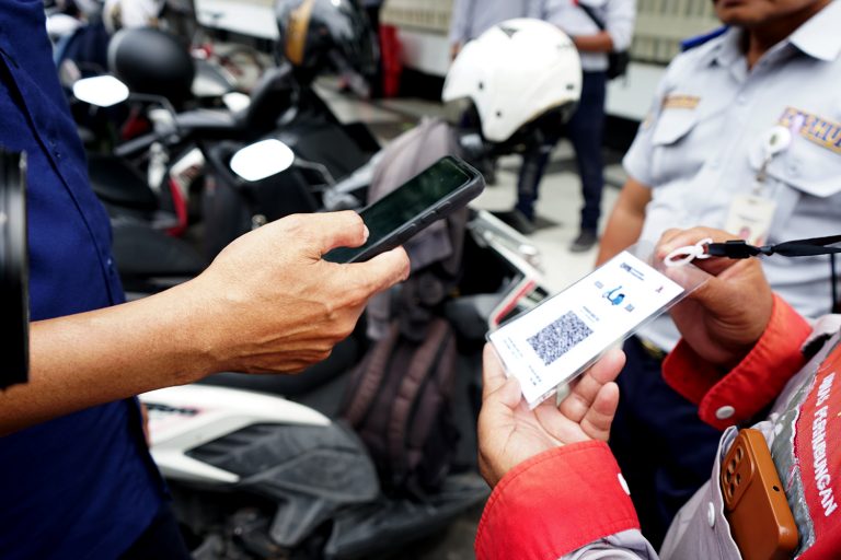 Warga Surabaya Belum Siap Bayar Parkir via QRIS, Pemkot Sediakan Skema Voucher dan Langganan