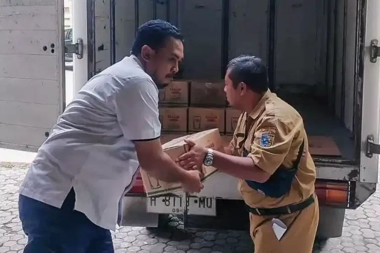 Distribusi bantuan pangan untuk pengungsi dan masyarakat terdampak banjir Demak
