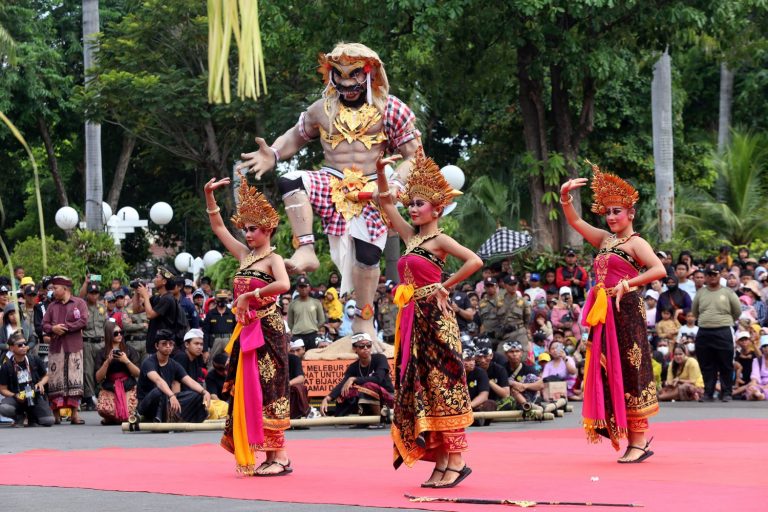 Ribuan Warga Hadiri Pawai Seni Ogoh-Ogoh di Balai Kota Surabaya