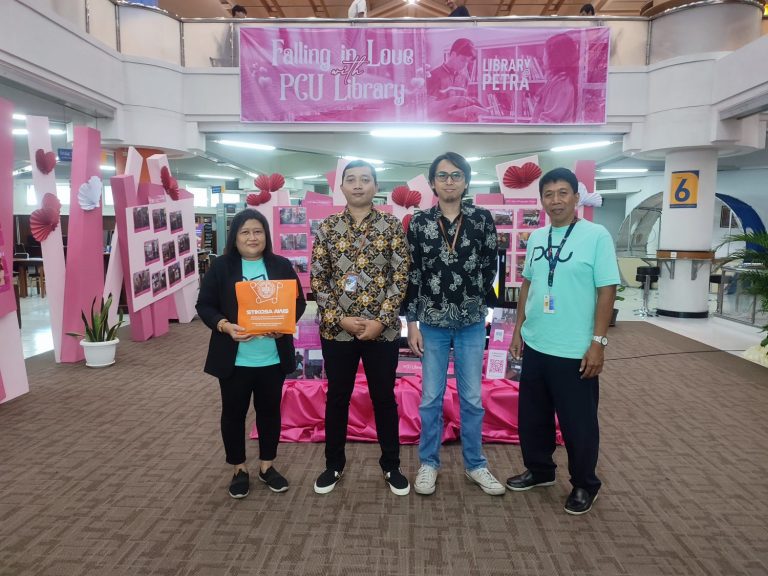 Kembangkan Digitalisasi Perpustakaan, Stikosa AWS Studi Banding di UK Petra Surabaya