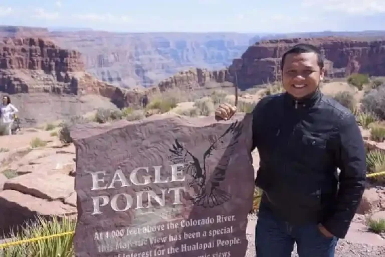 Almarhum Eko Singgih, alumni Stikosa AWS