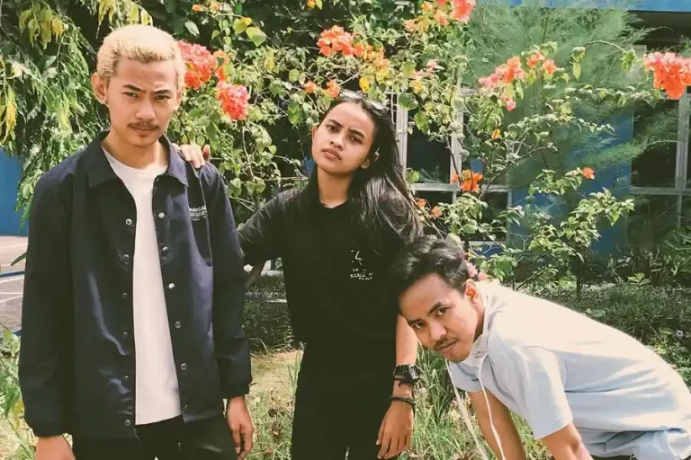 Habib Syahrul (kiri) bersama Bima Alif Ramadhan (kanan) dan Andini Hapsari (tengah)
