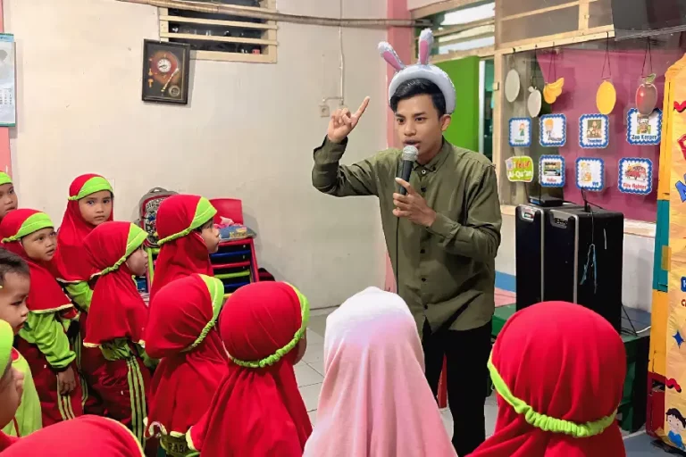 Zain mengajak anak anak di sesi ice breaking dalam Event Mendongeng Roadshow Ramadhan 1445 Hijriyah TK Sunan Giri, Surabaya, Jawa Timur