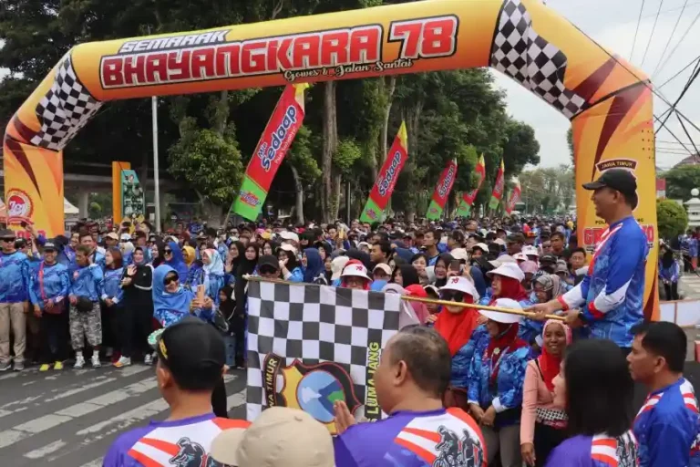 Warga antusias merayakan Hari Bhayangkara ke-78 dengan mengikuti acara Gowes dan Jalan Santai (foto: Dok Humas Polri)