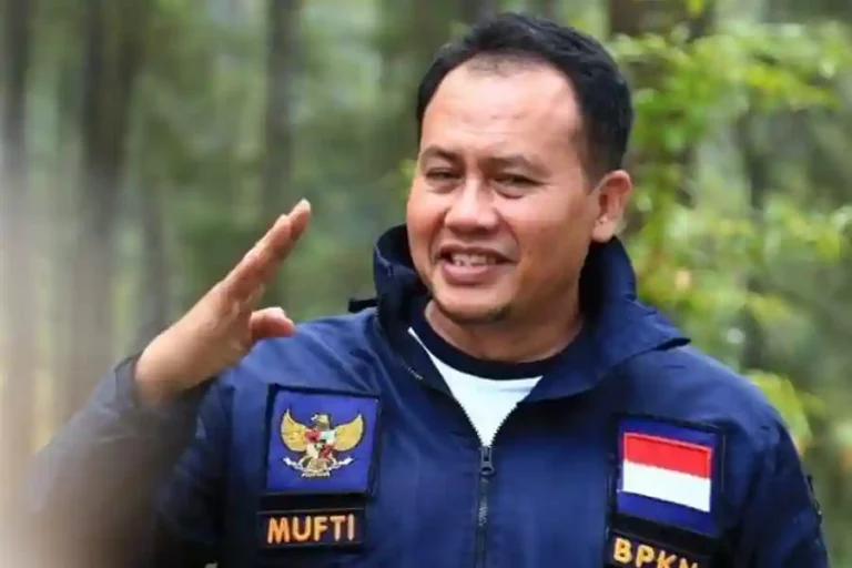 Prof. Muhammad Mufti Mubarok, Alumni Stikosa AWS yang Lahirkan Buku-buku Best Seller