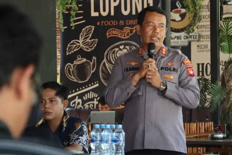 Kapolres Sekadau AKBP I Nyoman Sudama saat berbicara dalam Coffee Morning bersama Awak Media Kabupaten Sekadau menjelang Pilkada 2024. (foto: Dok Humas Polri)