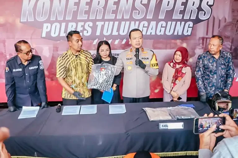 Kapolres Tulungagung AKBP Muhammad Taat Resdi, saat berbicara dalam konferensi pers yang di gelar di Mapolres Tulungagung (foto: Dok Humas Polri)