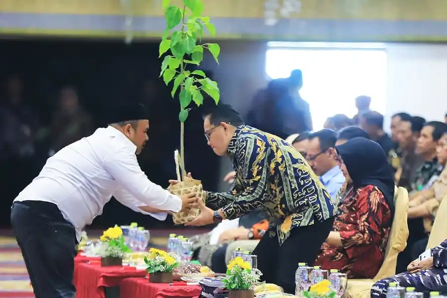 Kak Khofifah Ajak Pramuka Jatim Tanam Mangrove untuk Sedekah Oksigen