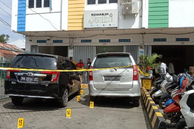 Kantor Redaksi Jubi di Jayapura Dilempari Bom Molotov, Dua Mobil Terbakar Kondisi kantor Redaksi Jubi setelah pelemparan bom molotov