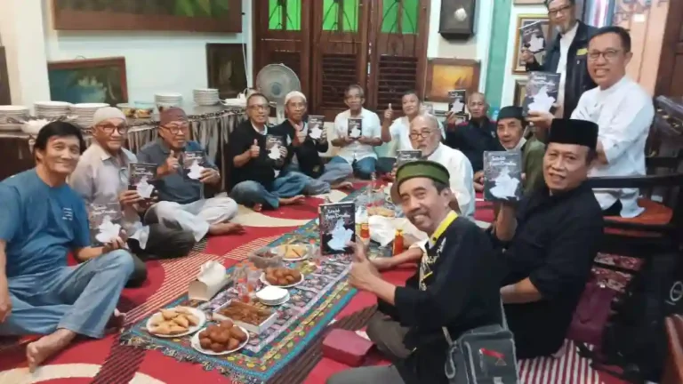 Sebagian dari 39 mantan wartawan Surabaya Post yang menjadi penulis puisi “Setelah Tanpa Deadline.”