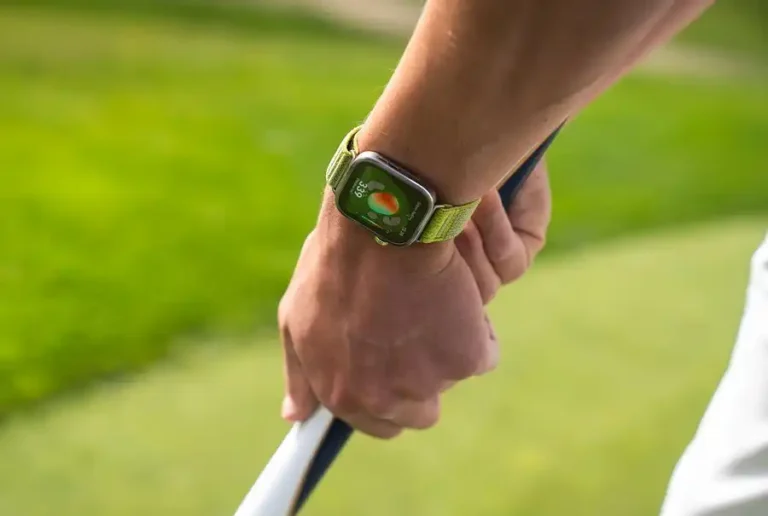 Huawei Watch Fit 4 hadir dengan desain ramping dan fitur olahraga profesional, cocok untuk gaya hidup aktif dan pecinta aktivitas luar ruangan.