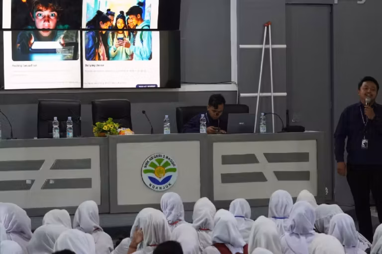 Omah Tandang Edukasi Siswa Baru Nganjuk soal Bahaya Judi Online dan Etika Bermedia Sosial Omah Tandang hadir di MPLS 2025 SMA 1 Pace dan SMK 2 Bagor, Nganjuk, edukasi siswa tentang bahaya judi online, etika digital, dan personal branding.