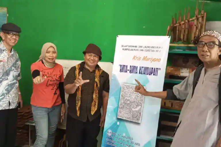 Mantan Reporter RRI Kris Mariyono Luncurkan Buku Antologi Puisi di Usia 66 Tahun Kris Mariyono (paling kanan) bersama para sahabat